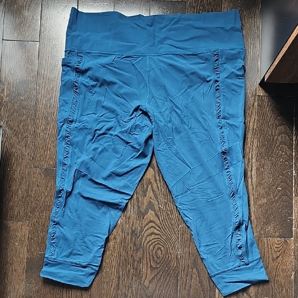 Athleta Pants - Athleta Teal Salutation Stash Ruch 7/8 Leggings